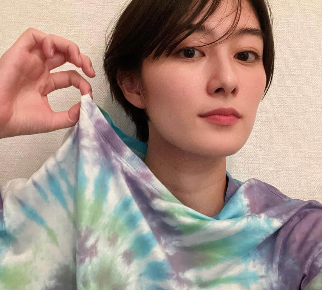 高月彩良さんのインスタグラム写真 - (高月彩良Instagram)「ずっとやりたかったタイダイ染め🎨 初回だったので、まあまあ...！ ご愛嬌な感じになりました。 Tシャツ全部を写す勇気は無かった。 傑作ができたら、また載せまーす🙇‍♂️  #タイダイ染め」7月19日 18時47分 - sara_takatsuki_official