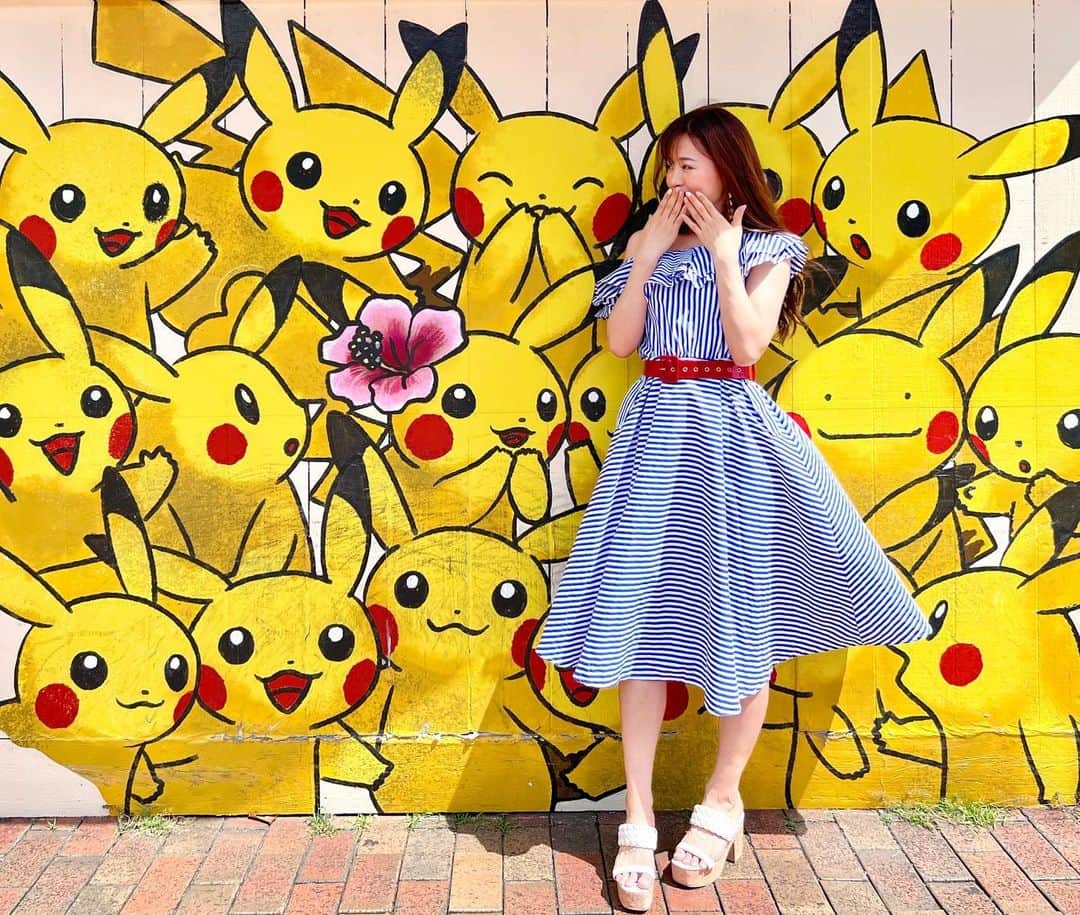 のインスタグラム：「ピカチュウがいるって聞いて❤️  絶対ピカチュウじゃないのいる（笑） #沖縄#沖縄旅行#アメリカンビレッジ #ピカチュウ#pikachu #okinawa」