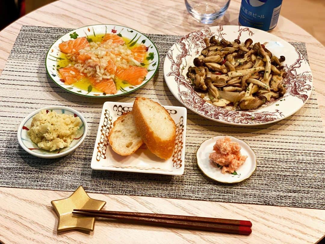 謝依旻のインスタグラム：「最近、外食が続いてたので、今日は久しぶりに料理しました！  ⭐️きのこ炒め ⭐️サーモンのカルパッチョ ⭐️明太子とクリームのチーズディップ ⭐️アンチョビポテトサラダ」
