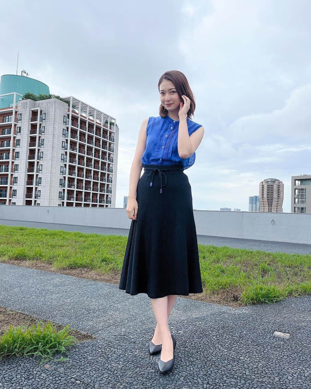 のインスタグラム：「今朝は真っ青なトップスに黒のスカートでした。  トップス Limue (@limue_official)  スカート EKCOOKIES」