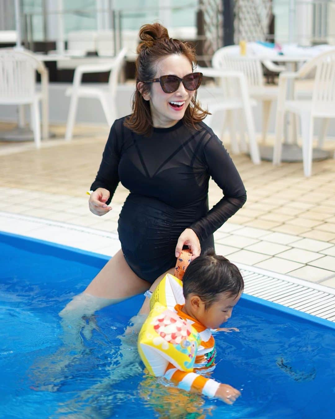 のインスタグラム：「主人が撮ってくれた♡臨月の水着姿ってどすこい感凄いから着るか迷ったけど、どうしてもプールに入りたくて。笑 今回気付けばマタニティ写真1枚も撮ってなかったから最後の最後に嬉しい＼(^o^)／こんな姿も良い思い出になるはず♡ただ、動きも遅いし存在感凄いし本当にどすこいちゃんでした♡笑 #妊娠10ヶ月#臨月#マタニティ#マタニティライフ#男の子ママ#2歳男の子#2歳」