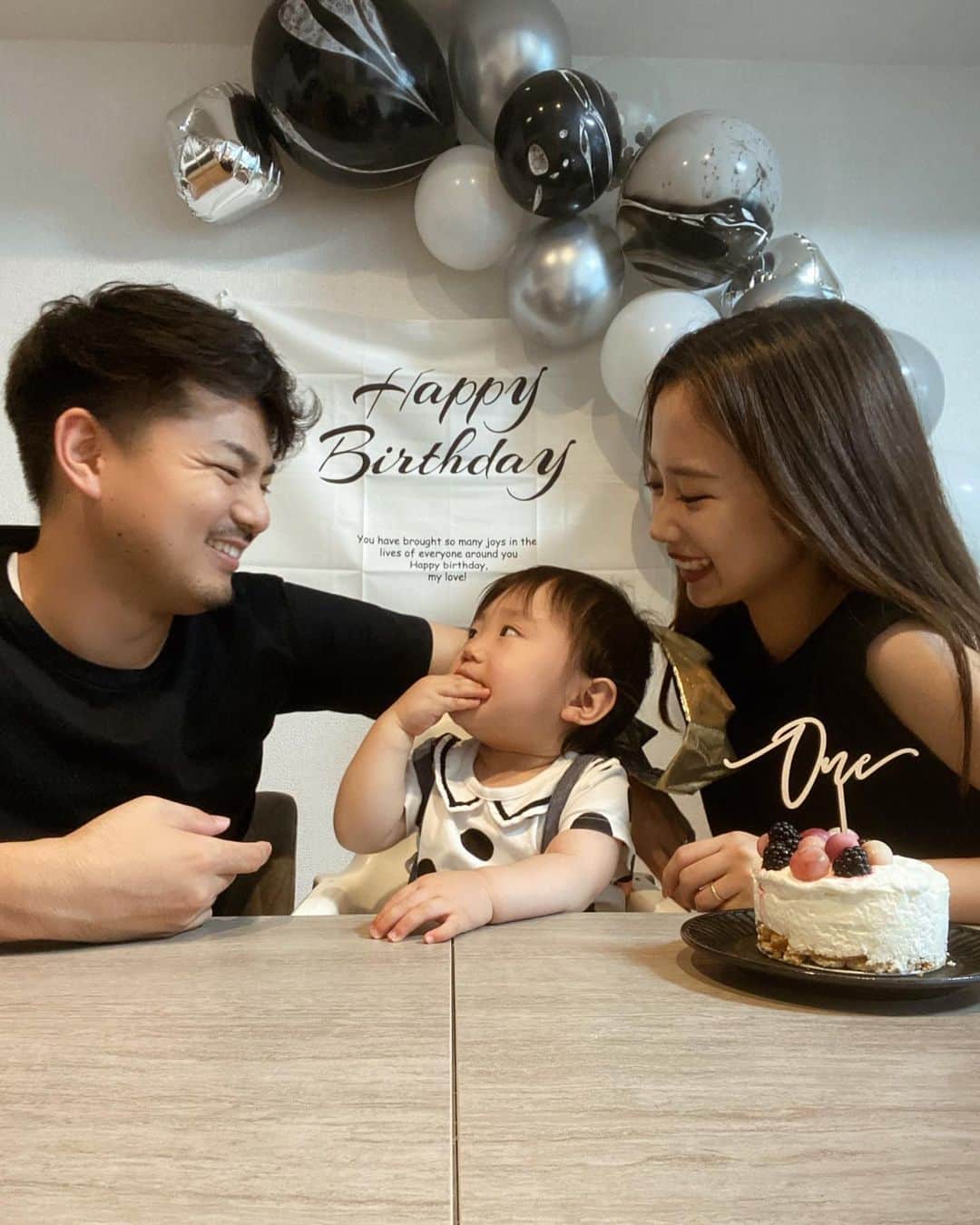 塚本いづみさんのインスタグラム写真 - (塚本いづみInstagram)「 1歳のお誕生日おめでとう。 この日を迎えられて心から幸せ 生まれてきてくれた日から今日まで、 色んな感情を抱いた一年でした。 一緒に泣いて笑って、成長に感動して 終わりが見えない泣き声に孤独を感じて、 けどいつも幸せの数の方が多くて、 どんな姿も愛おしくて、 授かった日からたくさんの奇跡に恵まれて、 今こうして元気でいてくれるのも奇跡。 これからも祈ることは、 ただただ健康でいてくれること。 少しずつ芽生えてきた意思に、 一番寄り添ってあげられる母親に。 改めて母にさせてくれてありがとう。 来年の誕生日は何にしようかなあと 一緒にお祝いできるうちにたくさんさせてね 2022/07/18 #1歳男の子　#1歳誕生日 #1stbirthday #可愛い ♡」7月19日 19時33分 - lzmye