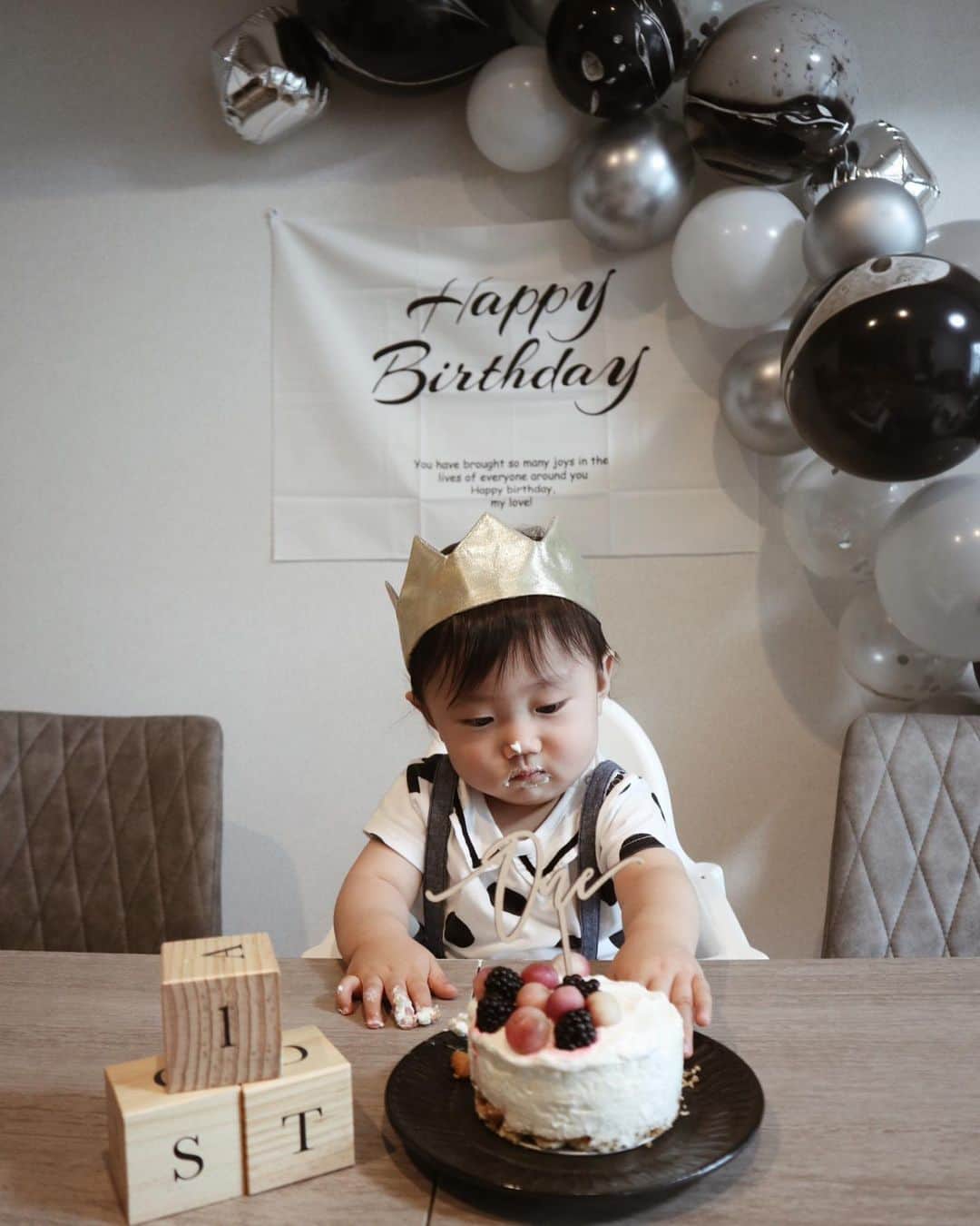 塚本いづみのインスタグラム：「𝟣𝗌𝗍 𝖻𝗂𝗋𝗍𝗁𝖽𝖺𝗒🧸 1歳のお誕生日おめでとう。 この日を迎えられて心から幸せ  生まれてきてくれた日から今日まで、 色んな感情を抱いた一年でした。  一緒に泣いて笑って、成長に感動して 終わりが見えない泣き声に孤独を感じて、 けどいつも幸せの数の方が多くて、 どんな姿も愛おしくて、  授かった日からたくさんの奇跡に恵まれて、 今こうして元気でいてくれるのも奇跡。 これからも祈ることは、 ただただ健康でいてくれること。🌱  少しずつ芽生えてきた意思に、 一番寄り添ってあげられる母親に。  改めて母にさせてくれてありがとう。  来年の誕生日は何にしようかなあと💭 一緒にお祝いできるうちにたくさんさせてね🥂  2022/07/18   #1歳男の子　#1歳誕生日  #1stbirthday #可愛い ♡」