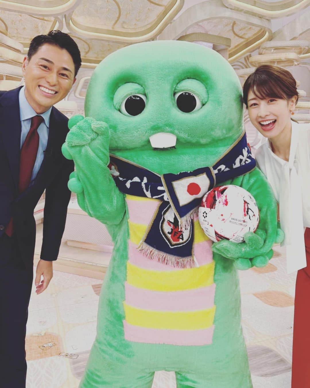 加藤綾子のインスタグラム：「* ガチャピンも応援してます📣✨  貴重なバックショットもどーぞ！  後ろ姿まで可愛い🥺💕  #ここだけの話 #ガチャピン首が太いから #マフラータオル #2枚繋げてるんですって😂」