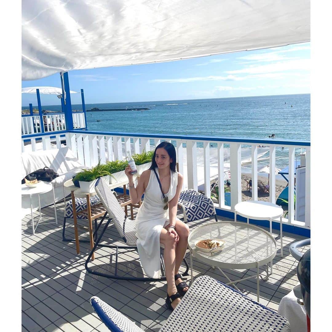 脊山麻理子のインスタグラム：「#葉山一色海岸 のサウナ付きの #海の家 #SAILHUS は2階の席も最高♡ #CHILL な時間を過ごせました♡カレーも美味しかった♡    #海の日 #逗子 #葉山 #逗子葉山 #ZUSHI #HAYAMA #一色海岸」