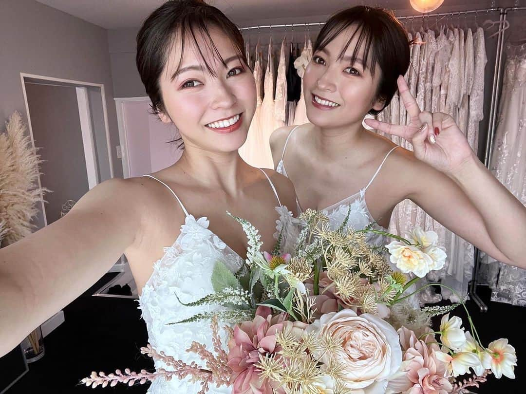 樋浦舞花のインスタグラム：「・ @dressproduction 👰‍♀️💐  ウェディングフォトぜっったい撮りたいから 産後ダイエット頑張るっ😤💪🏻  #ウェディングフォト #ウェディングドレス #ひうら姉妹 #樋浦姉妹 #双子 #双子姉妹 #姉妹 #双子コーデ #妊婦 #妊娠8ヶ月 #プレママ #マタニティ #ぷんにーらいふ #twins #gooday #weddingdress #weddingphotography #instagood #happy #japan #japanese #tokyo #tokyogirl #model #beauty #love #selfie #twinstagram #dressproduction」