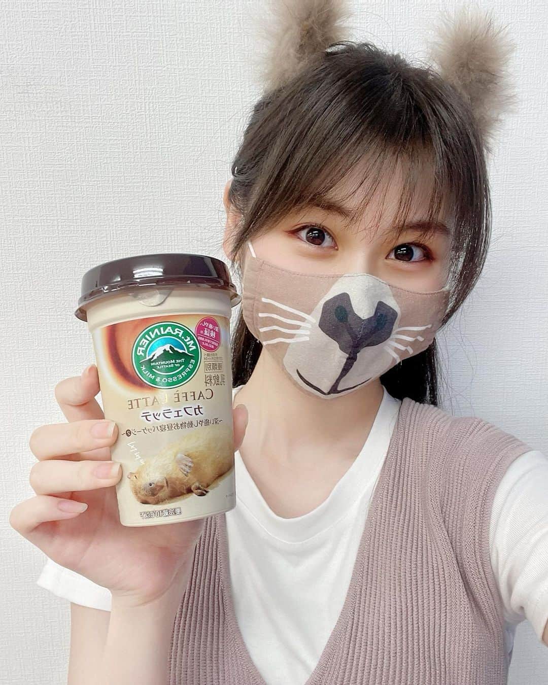 二木蒼生さんのインスタグラム写真 - (二木蒼生Instagram)「眠ってるカピバラかわいすぎ…♡！！！ ㅤㅤㅤㅤㅤㅤㅤㅤㅤㅤㅤㅤㅤ ラジオ「おつかれ空耳ナイト」はカピバラ姿でお届けしてます📻 * #カピバラ #動物マスク #カピバラマスク #ラジオ #マウントレーニア #mtrainier #カフェラテ #カフェラッテ #深い癒やしパッケージ #二木蒼生」7月19日 20時16分 - aomushi_kune2