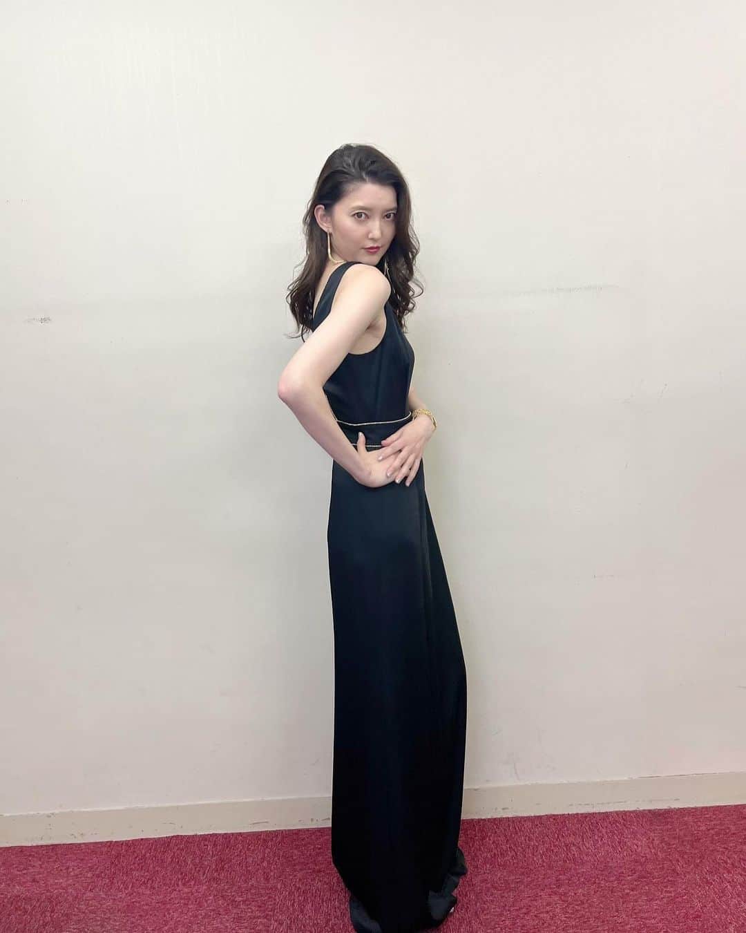 のインスタグラム：「Beautiful dress🖤💛  #朝夏まなと」