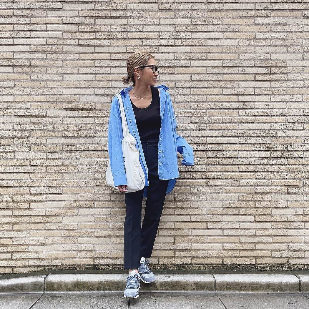 #kayoのインスタグラム：「.  ほぼほぼ古いやつの着回し♻︎  シャツ　#zara  パンツ　#beautyandyouth  バッグ　#canaljean スニーカー　#newbalance   #シンプルコーデ」