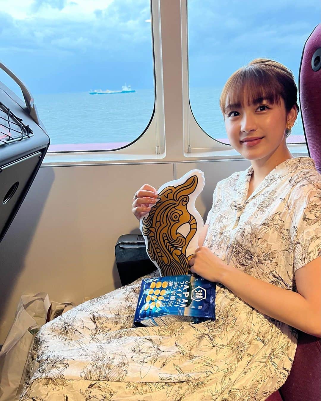 平祐奈のインスタグラム：「🚢🌊🤍 沖ノ島を間近で拝めてとても神秘的な時間でした。  しっかり心のシャッターに収めました🫶  このポテチがとっても美味しかった…！  この金銅製龍頭クッションはスタンプラリーに チャレンジしたら貰えるんだって〜！確か！🐉 みなさんもぜひ⭐︎★  雨の地域が多くて心配ですが… どうか皆さんお気をつけて下さい🌀 #沖ノ島 #世界遺産登録5周年」