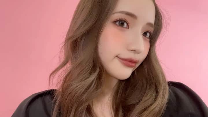 南りほのインスタグラム：「このメイクがとってもおきにいり。  最近ね、Tゾーンとかにハイライトは一切いれてないの！チークとハイライトを混ぜてチークとして頬っぺたに塗るのが好き🧠 あとアイラインはちょい跳ね上げ気分🫦」