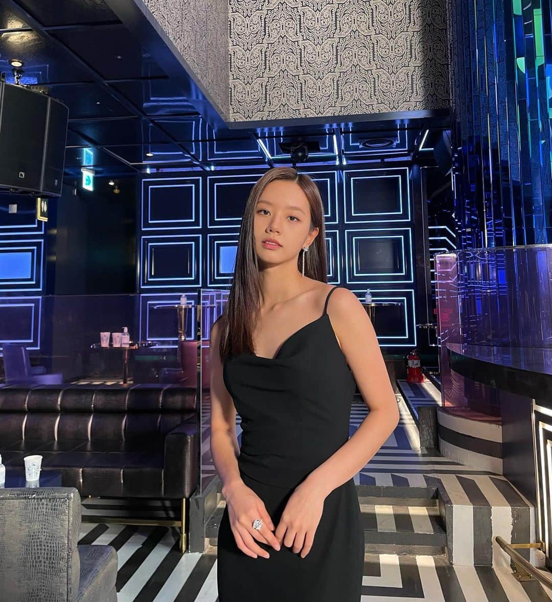 ヘリ のインスタグラム：「초대해주셔서 감사합니다 🖤」
