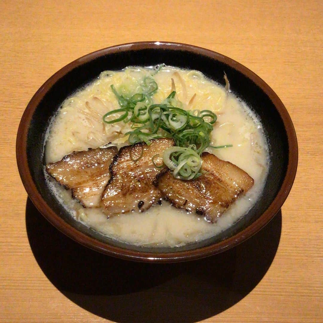 ゆずの小町 布施駅前店のインスタグラム：「今日の賄いはゆずの小町特製 豚骨ラーメンです‼︎🐷🍜 アルバイトの子が「チャーシューがとっても美味しい」と幸せそうに食べていました！ 是非食べに来てください！ お待ちしております♡  #ゆずの小町 #布施　#九州魂　#とんこつラーメン　#居酒屋　#飲み放題 #食べ放題　#個室」