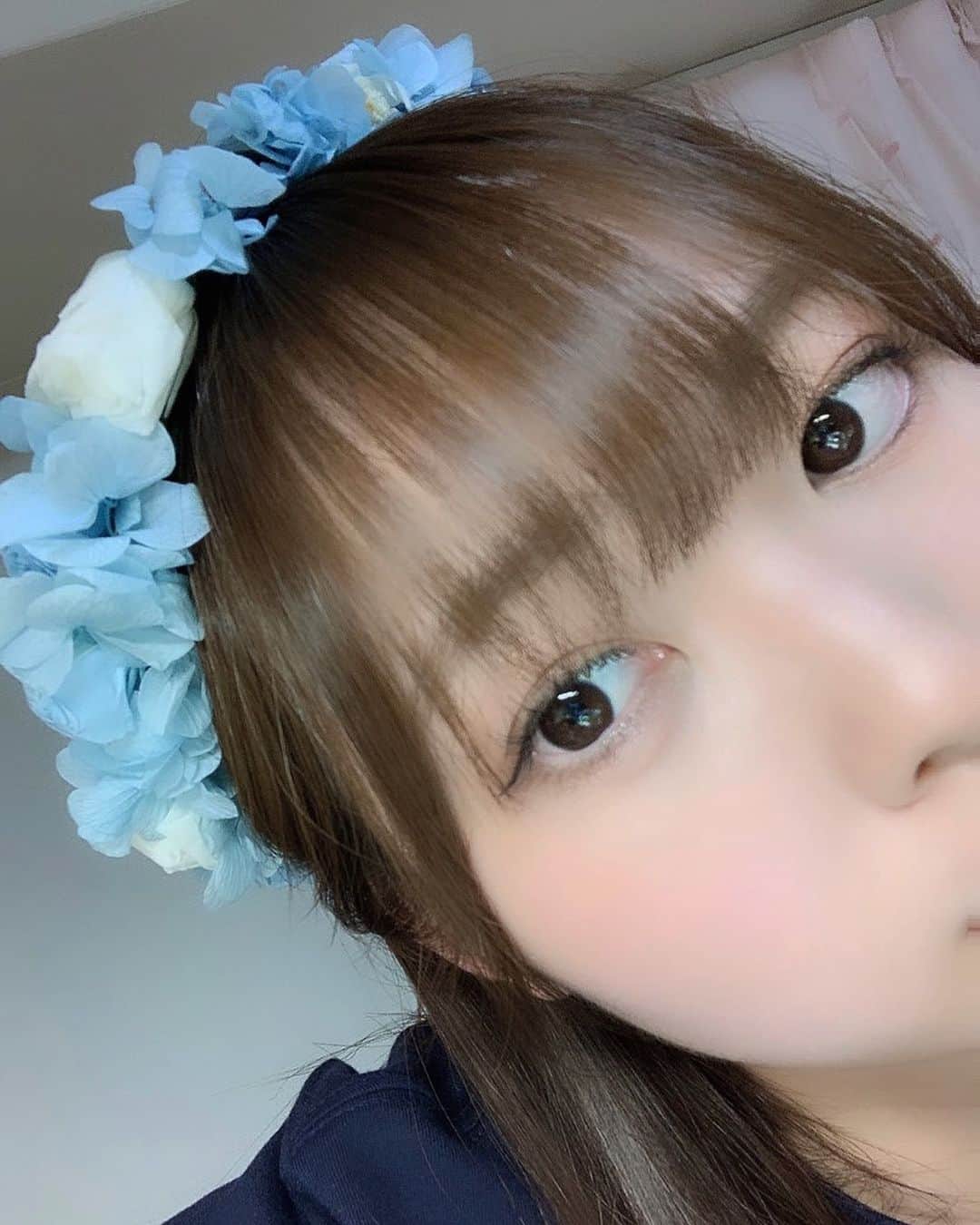 山内祐奈のインスタグラム：「. みんなが生誕祭でプレゼント してくれた花冠でぱしゃり👑❤︎🫧🫧 #23歳　#花冠　#👑　#📸 #ゆなすたぐらむ❤︎」