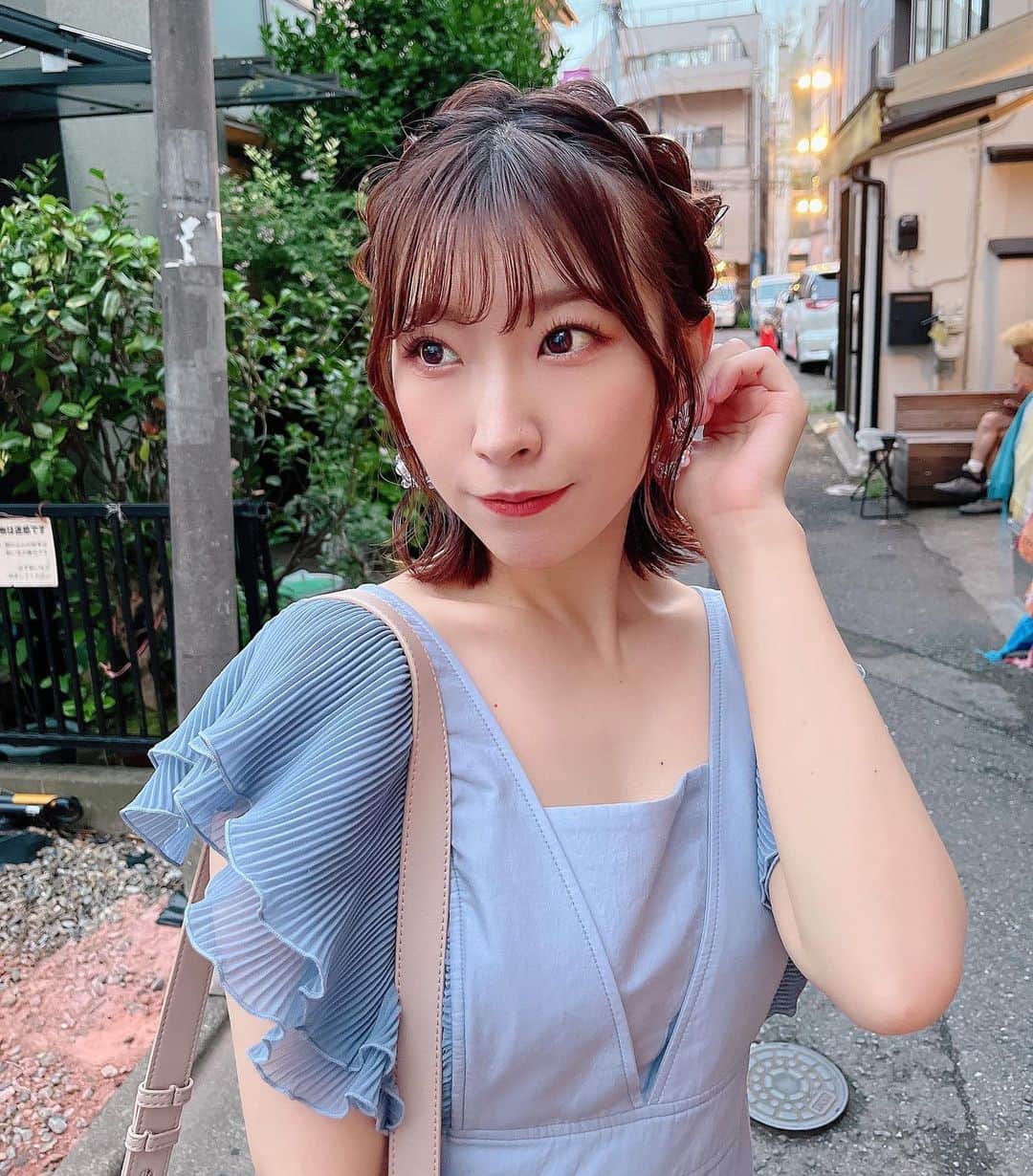 岩佐美咲のインスタグラム：「こちらのヘアクリップなんとなんとスリーコインズでございます💁‍♀️  毎日暑いけど皆さん元気ですか？　　　　　 　　　　　　　　　　　　　　　　　　　　 #ヘア #ボブ #ボブアレンジ #ハーフアップ #編み込み #ヘアクリップ #スリーコインズ #スリコ #アクセサリー #ヘアアクセサリー #ファッション #ワンピース #夏コーデ #夏服 #夏 #マーキュリーデュオ #ピアス #fashion #ootd #mercuryduo #hair #3coins」