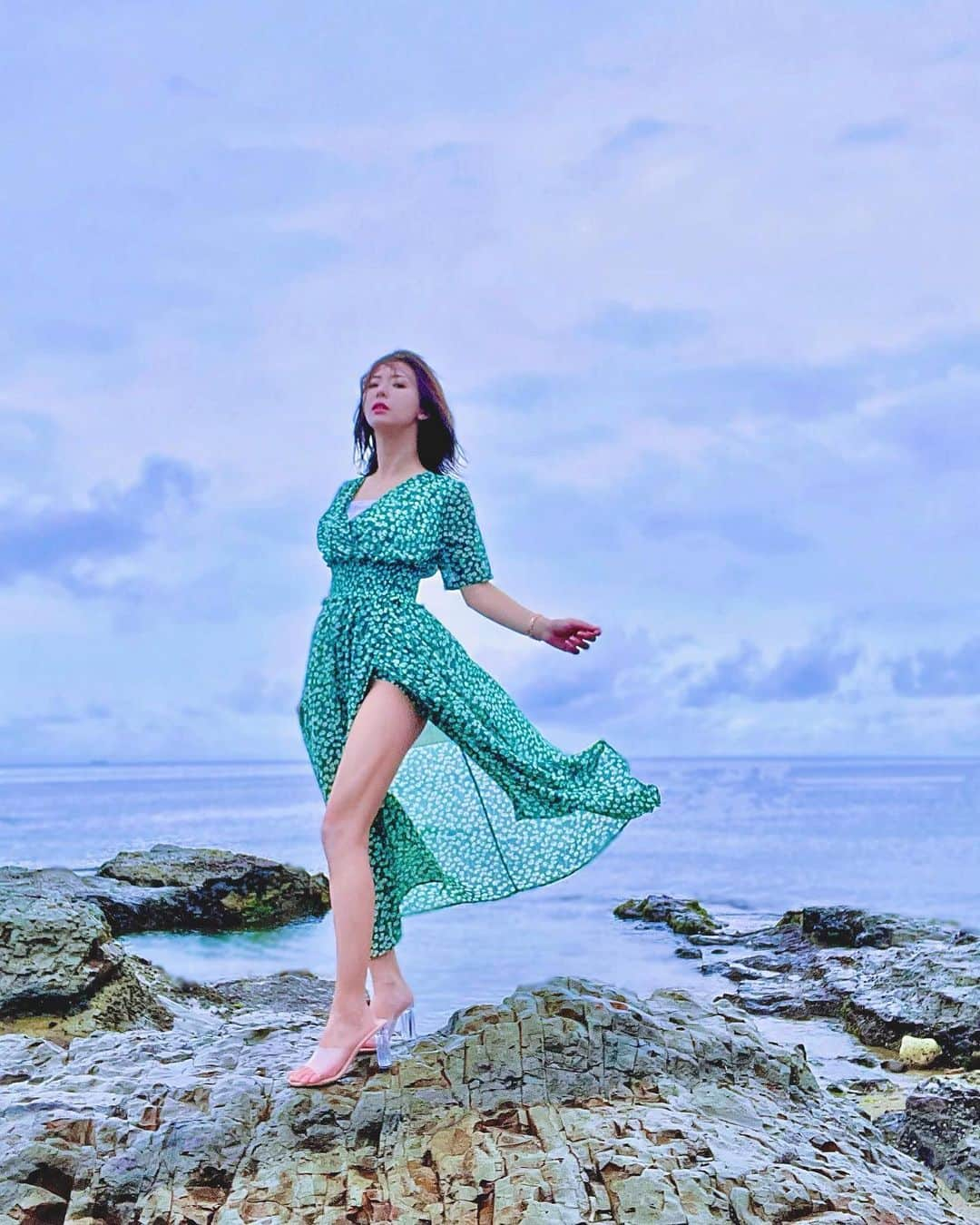 本条舞さんのインスタグラム写真 - (本条舞Instagram)「海で逢えたら🧜‍♀️  #本条舞 #actor #actress  #ポートレート #ポートレート好きな人と繋がりたい #写真好きな人と繋がりたい #カメラ好きな人と繋がりたい #海撮影 #スリットワンピース #人魚の涙  #人魚」7月19日 21時15分 - mai_honjyo_official