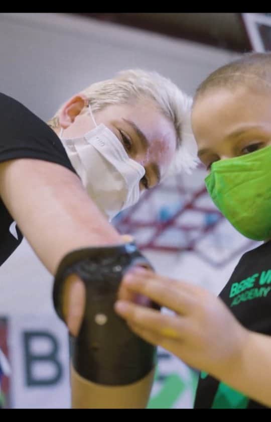ベアトリーチェ・ヴィオのインスタグラム：「La @bebevioacademy rende lo sport accessibile a tutti. L’unica academy italiana dove bimbi e ragazzi con disabilità e senza possono praticare 5️⃣ sport diversi in modo integrato e completamente gratuito!  Info al LINK IN BIO ⤴️ . .  #BebeVioAcademy #BVA #art4sport #Nike」