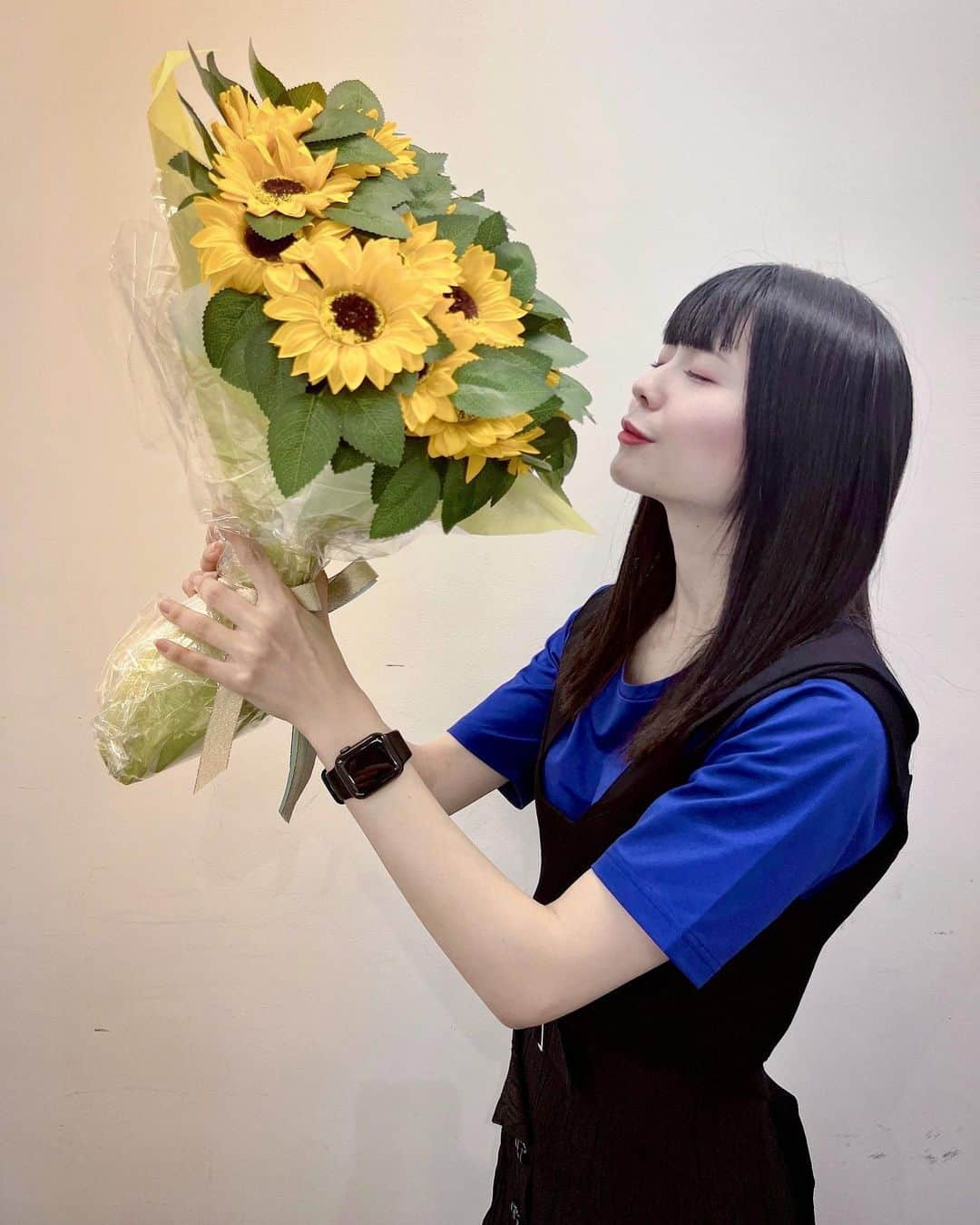 紡木吏佐のインスタグラム：「誕生日プレゼント、お手紙、そしてお花💐 事務所から受け取りましたあああ😭😭😭  愛が！！！愛だよ本当に！！！！！！！ たくさんの愛を本当にありがとうでした😭  全部大切に擦り切れるまで使います。 お手紙は熟読して脳に刻みます。 26歳の紡木も何卒何卒です*\(^o^)/*  あ。インスタの24歳詐欺。 ついに直しました…🫣」