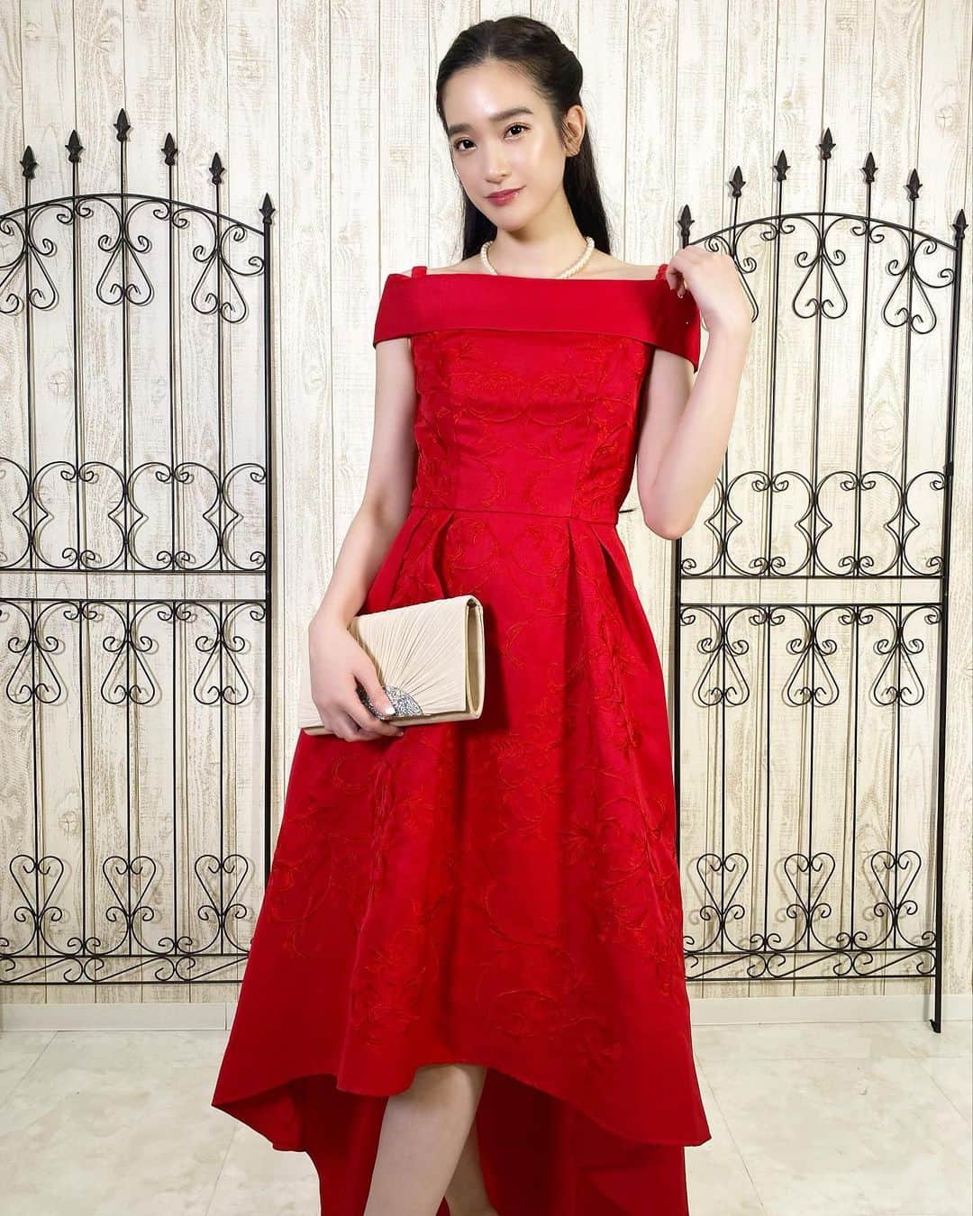 太田麻美のインスタグラム：「ドレスレンタルショップRICH DRESSさん( @rich.dress )のモデルをやらせていただきました👗👠 公式HPに掲載中です❤︎ 可愛いくて素敵なドレスが沢山あるので、是非チェックしてください✨  ➡️https://shu-soleil.com/  #dress #model #modeling #richdress #ドレス #レンタルドレス #ドレスショップ」