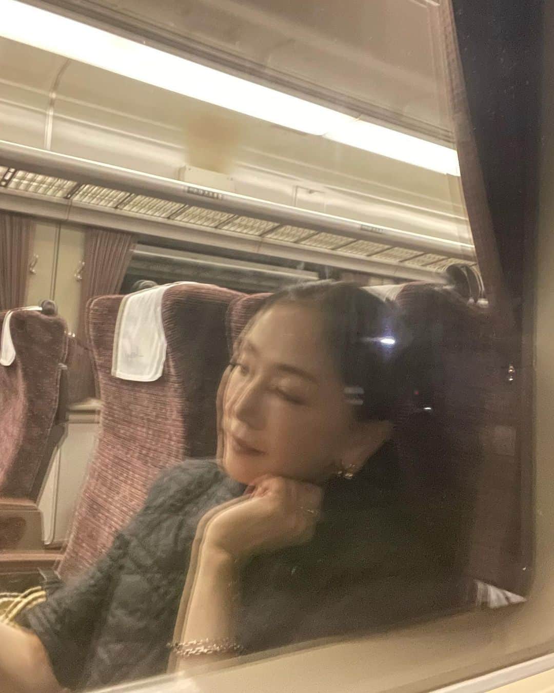 坂村かおるのインスタグラム：「今日は、ちょっと遅めの帰宅🚆 ・ いつもの特急りょうもう号車窓 にて‥ ・ ・ 今日もお疲れ様でした。 ・  いつも「いいね！」を頂きありがとうございます。 皆さんのコメントに元気を貰っています😊  #クィーンオブ美魔女 #team美魔女 #美ST #坂村かおる #トータルビューティーアドバイザー #美しく老いる #バランス #美容 #コスメ #ファッション #今日のコーデ #トータルバランス #お洒落な人と繋がりたい #コスメ好きな人と繋がりたい #美意識高い人と繋がりたい #美魔女 #美魔女が変わる #アップデートしてる人と繋がりたい #自分らしくアップデート #車窓」