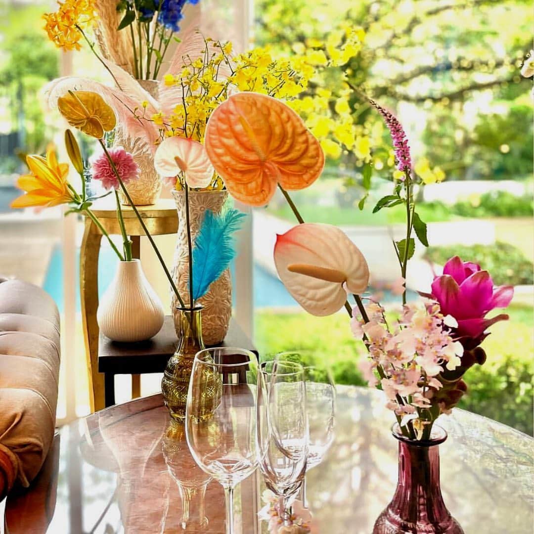 ベストブライダル公式さんのインスタグラム写真 - (ベストブライダル公式Instagram)「~ 色のバリエーションも豊富🌿 #アンスリウム で叶える大人可愛いコーディネート~  みなさまアンスリウムというお花をご存知ですか？  美しい色と光沢のある葉っぱが魅力で以前よりおしゃれ花嫁様に大人気のお花です✴︎  他のお花にない形や抜け感が とても素敵ですよね  実はこちらのお花はカラーバリエーションが豊富なことも人気のポイントなのです  ☑︎オレンジ ☑︎ホワイト ☑︎ピンク ☑︎ボルドー  皆さんはどの色が好みですか？  Special Thanks 1.7枚目 @casoluv さま 2.5.8枚目 @ba.flower_konn  3枚目 @tg__wd さま 4枚目 @iseyama_hills  6枚目 @ba.flower_maru  9枚目 @ai_wedding0916 さま  ＝＝＝＝＝＝＝＝＝＝＝＝＝＝＝＝＝＝＝＝＝＝  \ウェディングフォト募集中/ @bestbridal.jp をフォローして、 お写真の投稿をお待ちしております  当アカウントでリグラムOKなベストブライダルの卒花嫁orプレ花嫁の皆様は、#ベストブライダル花嫁 もしくは #BB花嫁 のハッシュタグをつけて投稿をお願いします🌿  ※BB花嫁に投稿があったお写真をリグラムする際は、 個別にご連絡は行っておりません。予めご了承ください  \ブライダルフェアの予約について💐/  アカウントプロフィールのURL先、 各会場のHPもしくはDMよりご予約を承っております。 どんな式場が自分に合うかわからない、結婚式をするか迷っている...など些細なご質問でもお気軽にDMにてご相談ください✴︎」7月19日 22時17分 - bestbridal.jp