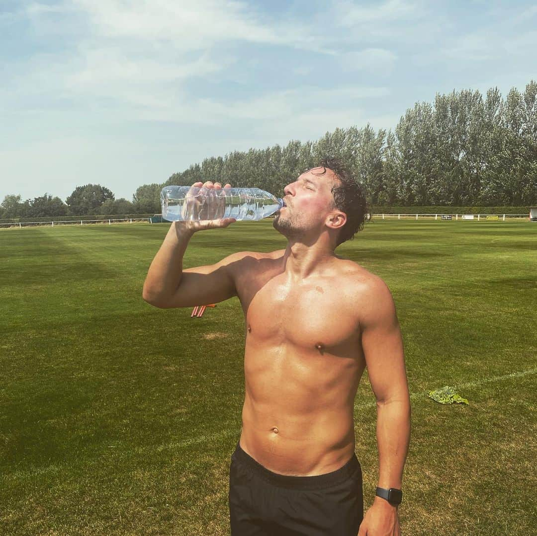 ダニー・ドリンクウォーターさんのインスタグラム写真 - (ダニー・ドリンクウォーターInstagram)「38 Degrees ☀️ Hottest day in england… ever!! Advice is in the surname 😂 stay hydrated and drink water 💦💧 #hydration #drinkwater」7月19日 22時25分 - dannydrinkwater