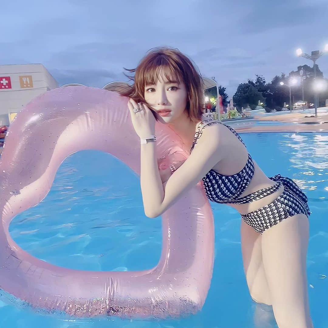のインスタグラム：「このビキニ♡大好評だったので♡  他のも載せるね♡」
