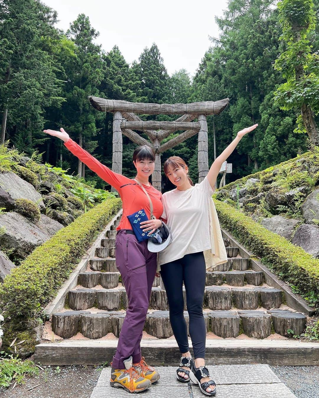 小田飛鳥のインスタグラム：「庄司ゆうこさんと、富士山登山の前に神社巡り〜☺︎ ご朱印帳も持って来たので、今日一日でかなりたまった〜☺️ 神聖な雰囲気の中で気持ちも整い、いざ、、！ その前に鰻や馬刺しなど精のつくもので腹ごしらえ＾＾ ♪ #庄司ゆうこ さん #不ニ阿祖山太神宮 #新屋山神社 #新屋山神社本宮 #新屋山神社奥宮 #鰻 #甲州うなよし さん #ご朱印巡り」