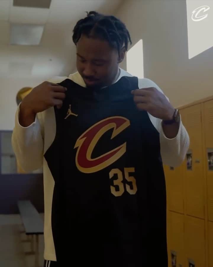 のインスタグラム：「“It’s simple, but smooth.”  We gave @flash_garrett an early look at the new jerseys in Vegas! #LetEmKnow」