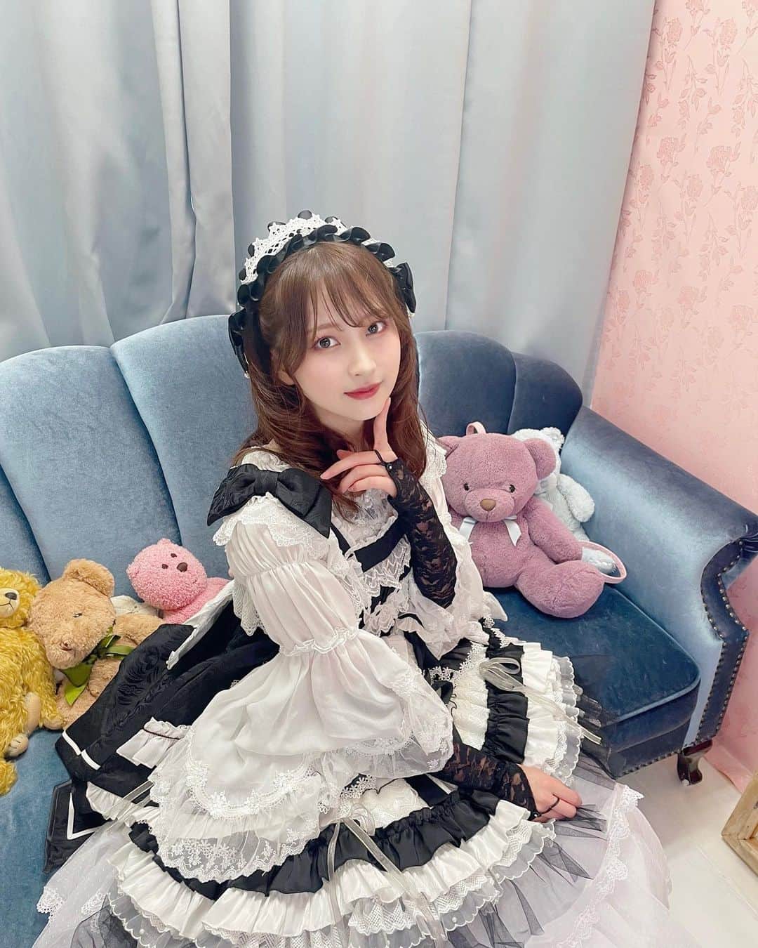 白沢かなえのインスタグラム：「🖤🤍🖤🤍」