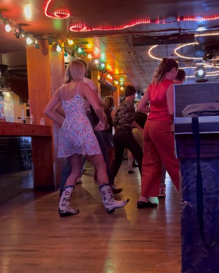 のインスタグラム：「When you just wanted to wear your new cowboy boots but now you’re line dancing to MMMbop and very invested」
