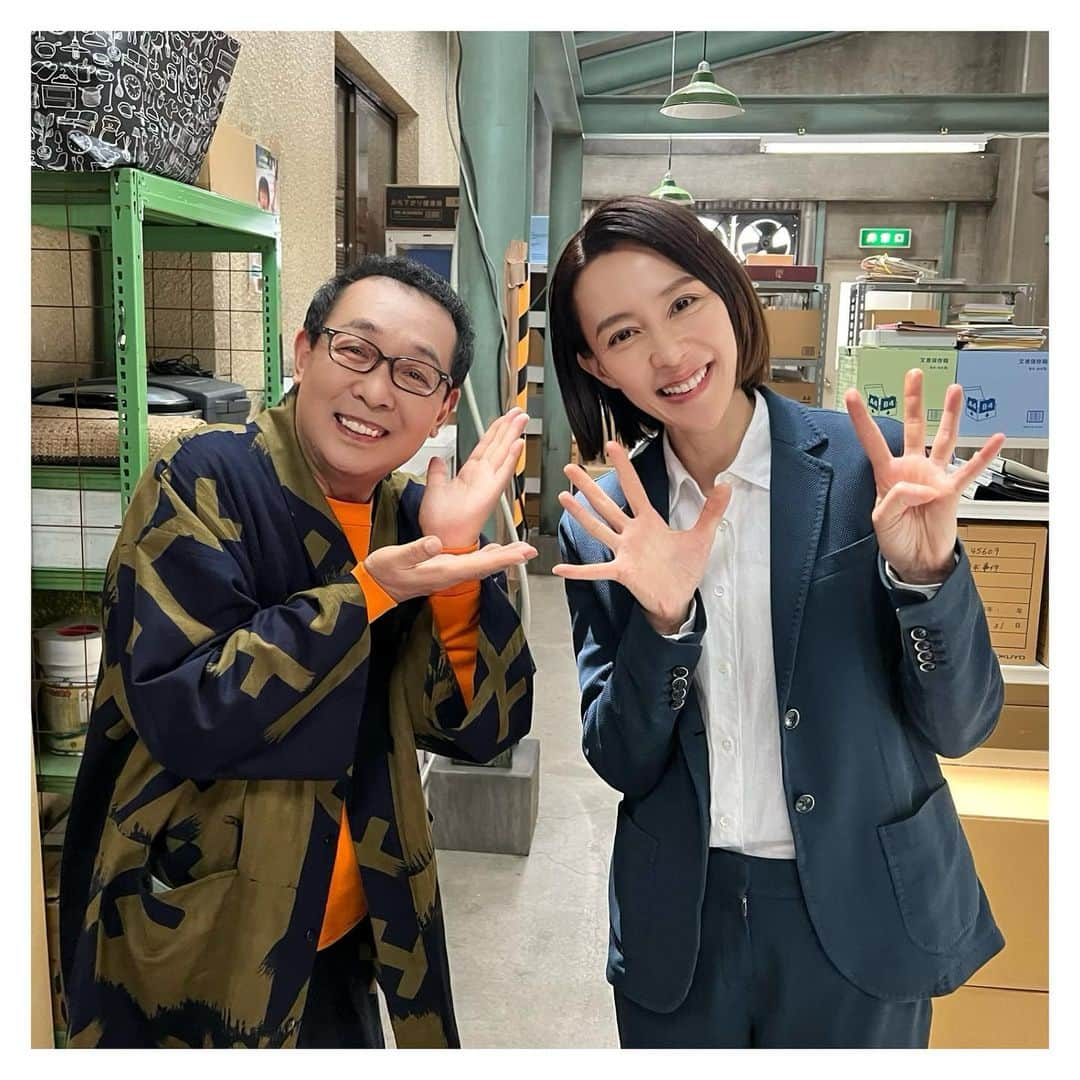 さだまさしさんのインスタグラム写真 - (さだまさしInstagram)「「石子と羽男」 第2話ゲストの木村佳乃さん😍 「石子と羽男」のインスタグラムでは✋✊になっていますが、2人とも誕生日が４月１０日ですよ❣️と表現したかった佳乃さんです（笑） 第２話７月２２日金曜よる１０時放送❣️ どうぞお楽しみに💖 .  #石子と羽男 #金曜ドラマ #tbs #木村佳乃 #有村架純 #中村倫也 #赤楚衛二 #おいでやす小田  #小林優仁  #さだまさし #sadamasashi #第2話7月22日金曜よる10時放送 #潮綿郎 #綿郎」7月19日 23時35分 - sada_masashi