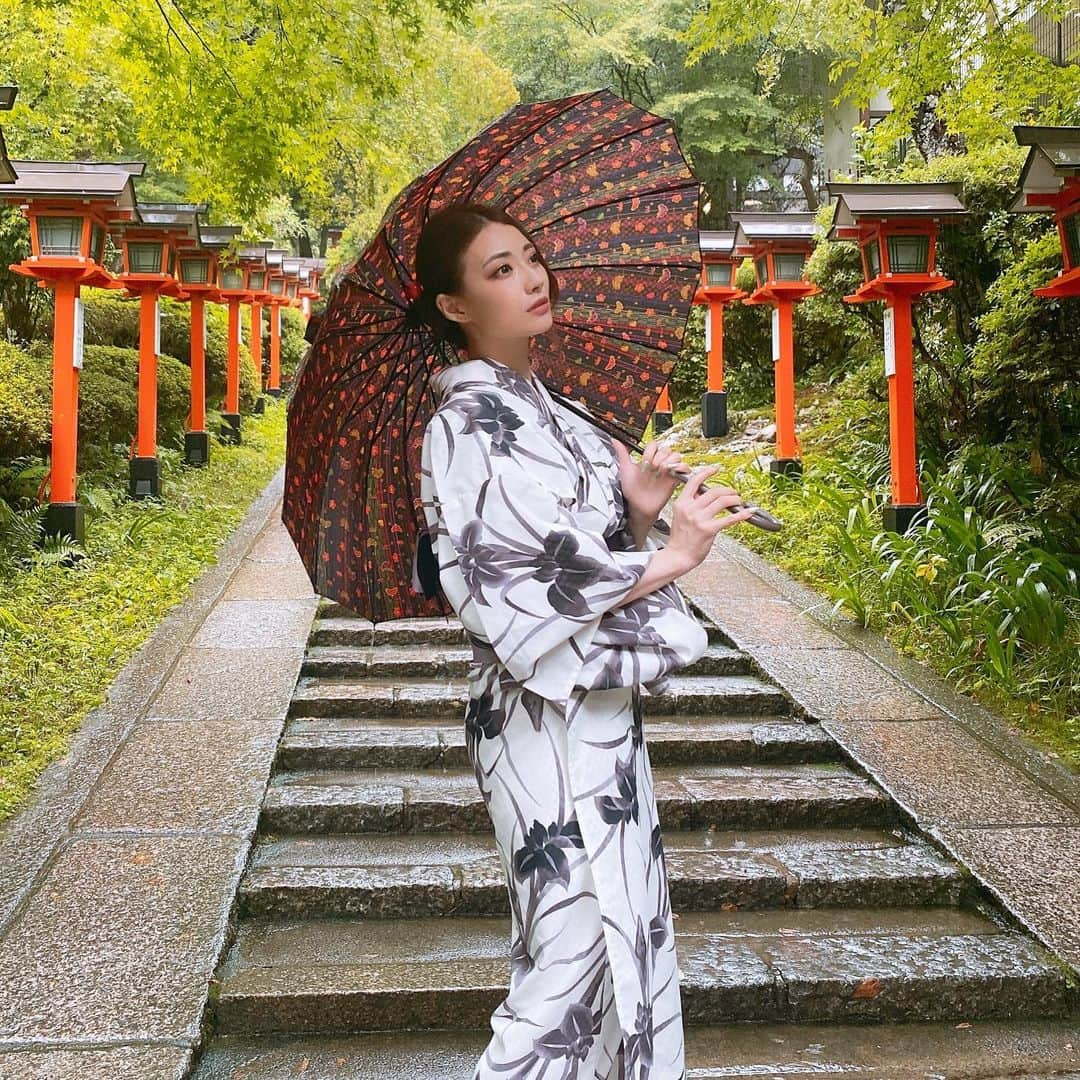 華沢友里奈のインスタグラム：「天候は雨だったんだけど雨の日の神社って とっても綺麗だしいつもなら混み合ってるのに 人も少なくて逆によかった😊❤️✨  鞍馬寺は雨の日の浴衣は流石に大変だったけど🤣  祇園祭行きたかったなあ🥺🥺 次は紅葉の時期だな✨ 京都結構もう観光地回ってるんだけどおすすめの食べ物や観光場所ありますか？✨  #浴衣　#鞍馬寺　#貴船神社　#followme」