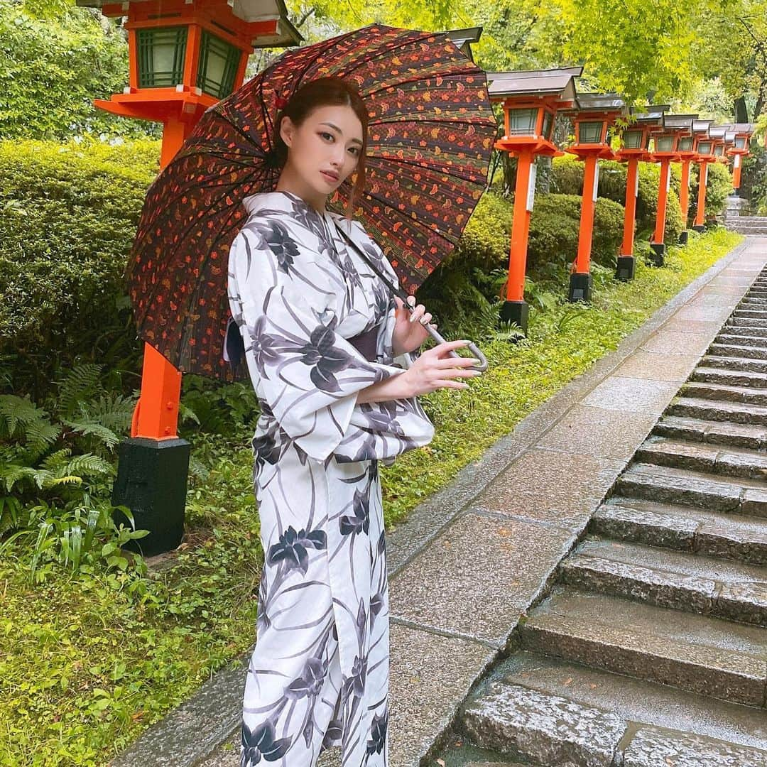 華沢友里奈さんのインスタグラム写真 - (華沢友里奈Instagram)「天候は雨だったんだけど雨の日の神社って とっても綺麗だしいつもなら混み合ってるのに 人も少なくて逆によかった😊❤️✨  鞍馬寺は雨の日の浴衣は流石に大変だったけど🤣  祇園祭行きたかったなあ🥺🥺 次は紅葉の時期だな✨ 京都結構もう観光地回ってるんだけどおすすめの食べ物や観光場所ありますか？✨  #浴衣　#鞍馬寺　#貴船神社　#followme」7月19日 23時37分 - hanazawayurina