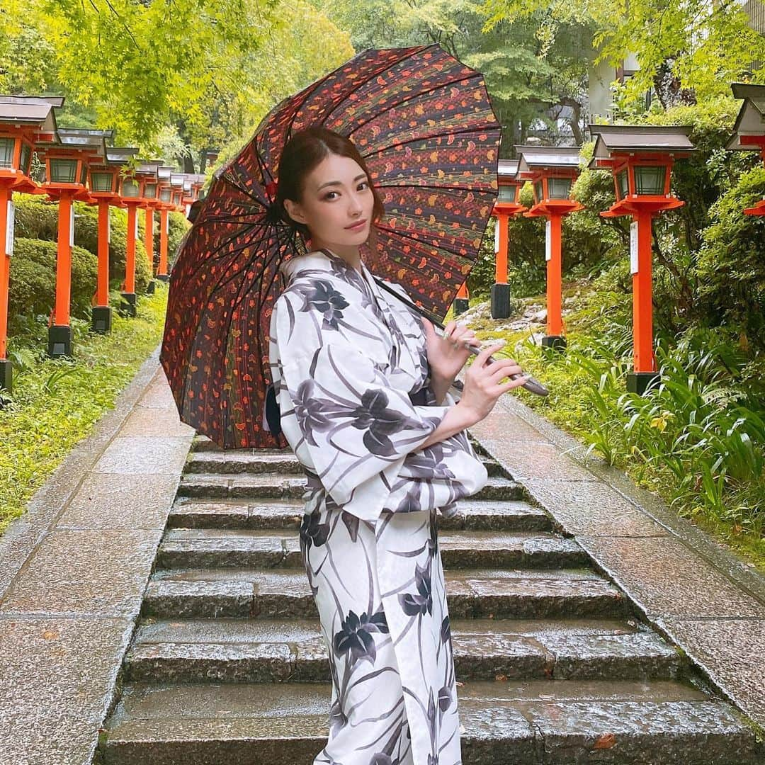 華沢友里奈さんのインスタグラム写真 - (華沢友里奈Instagram)「天候は雨だったんだけど雨の日の神社って とっても綺麗だしいつもなら混み合ってるのに 人も少なくて逆によかった😊❤️✨  鞍馬寺は雨の日の浴衣は流石に大変だったけど🤣  祇園祭行きたかったなあ🥺🥺 次は紅葉の時期だな✨ 京都結構もう観光地回ってるんだけどおすすめの食べ物や観光場所ありますか？✨  #浴衣　#鞍馬寺　#貴船神社　#followme」7月19日 23時37分 - hanazawayurina