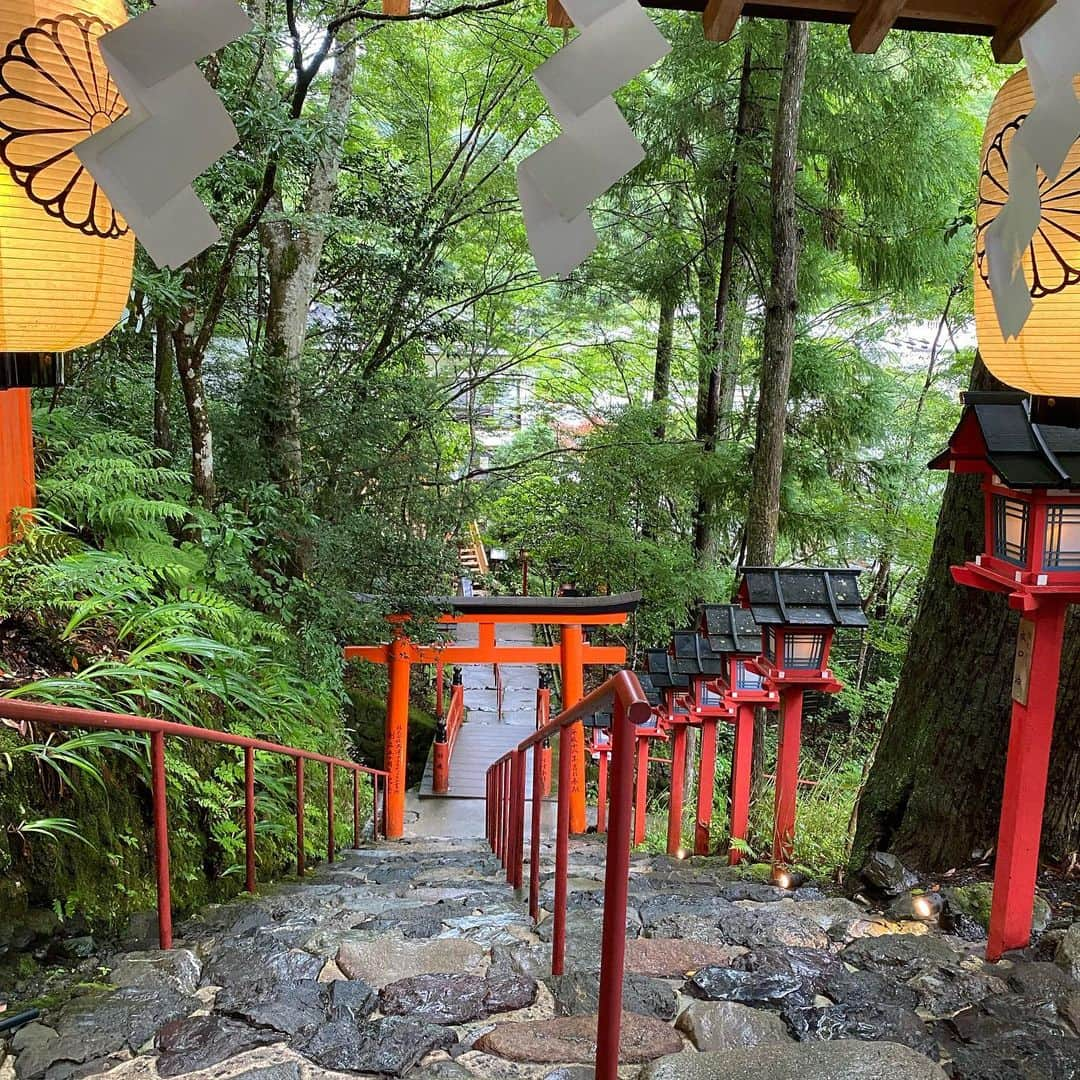 華沢友里奈さんのインスタグラム写真 - (華沢友里奈Instagram)「天候は雨だったんだけど雨の日の神社って とっても綺麗だしいつもなら混み合ってるのに 人も少なくて逆によかった😊❤️✨  鞍馬寺は雨の日の浴衣は流石に大変だったけど🤣  祇園祭行きたかったなあ🥺🥺 次は紅葉の時期だな✨ 京都結構もう観光地回ってるんだけどおすすめの食べ物や観光場所ありますか？✨  #浴衣　#鞍馬寺　#貴船神社　#followme」7月19日 23時37分 - hanazawayurina