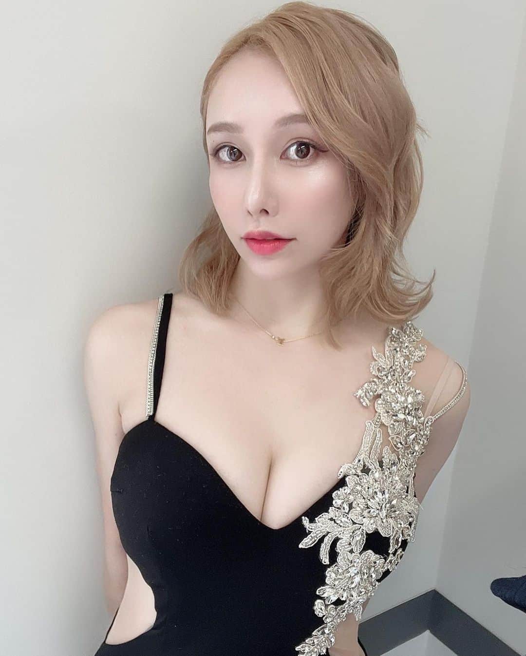 のインスタグラム：「Breaking Down5🔥 いつもと違うヘアメイクしてもらったよ @chiiianmaro 髪色は @___chanmiii にお任せ🫶」