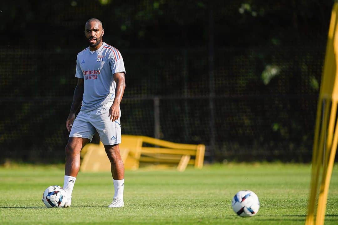 アレクサンドル・ラカゼットのインスタグラム：「Pré-saison 🇳🇱⚽️🫡」