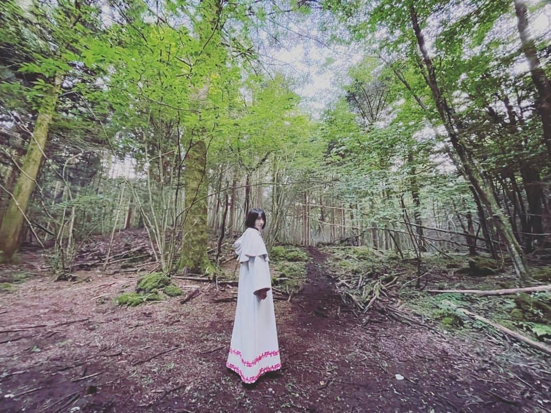波瑠のインスタグラム：「魔法のリノベ第一話お楽しみいただけましたでしょうか。 このドラマのクランクインと同時に梅雨入り、 毎日空の顔色をうかがいながらの撮影です。 みなさんも暑かったり大雨だったりで振り回されているかと思いますが、素敵な夏を過ごせるよう願っています。 また月曜日の夜にお会いしましょう。」
