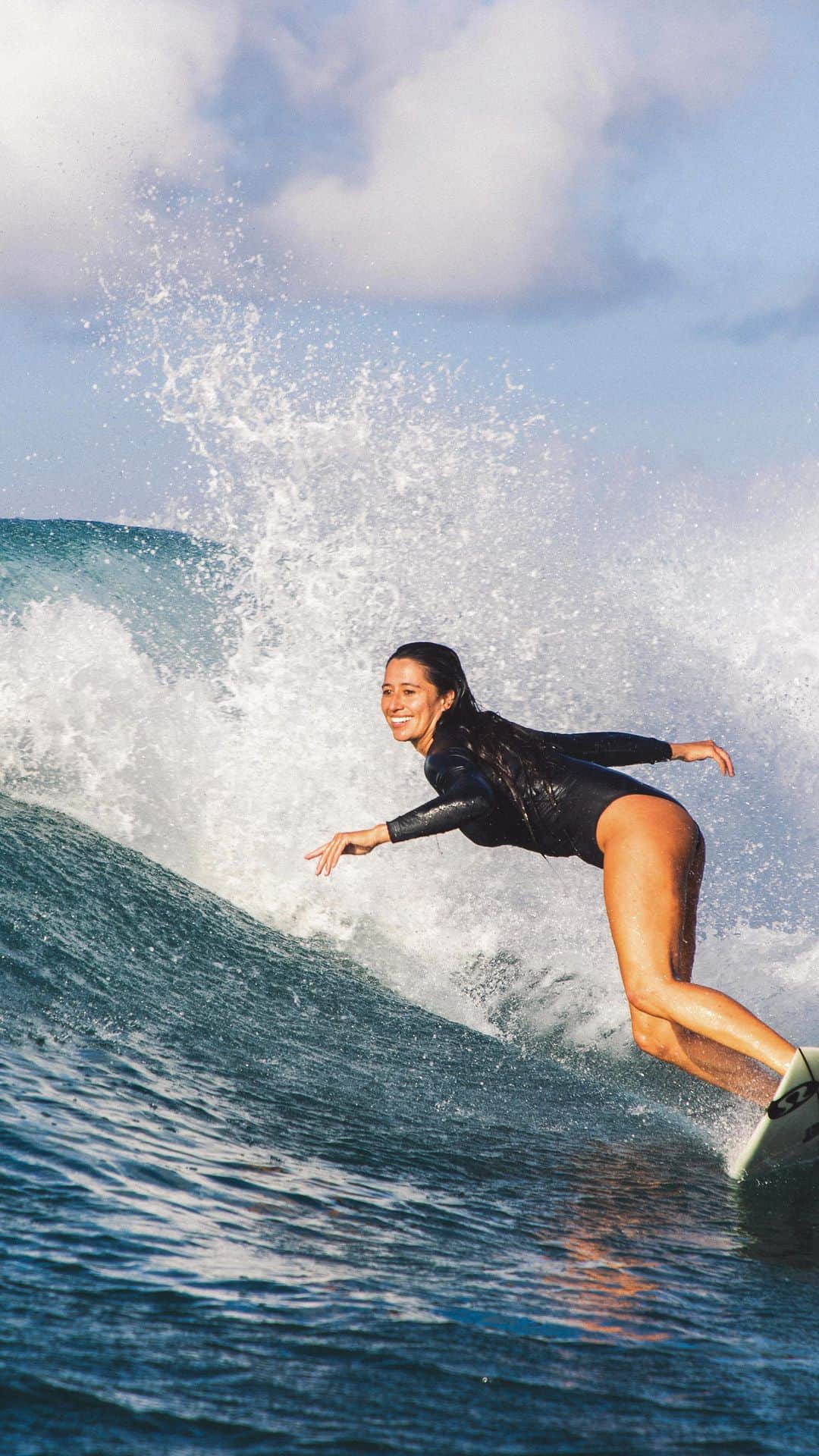 マリア・マニュエルのインスタグラム：「Every year, thousands of surfers from around the globe descend on the North Shore of O’ahu with the same goal: to surf seven miles of picture-perfect waves in one of the most epic landscapes on earth. For @maliamanuel, this little piece of paradise is home for half the year. We trekked halfway across the Pacific to see how the pro-surfer, nature-enthusiast, and Hawaiian native fills her days in the sand and the sea. With a Run Wild in one hand and her board in another, she showed us just what it takes to take your passion to the next level by being #FitForAllTimes. Catch the full video at the link in our bio.⁣ ⁣ #AthleticBrewingCo #FitForAllTimes #AthleticBrews #NACraftBeer #MaliaManuel #RunWild #Surf #ProSurfer」