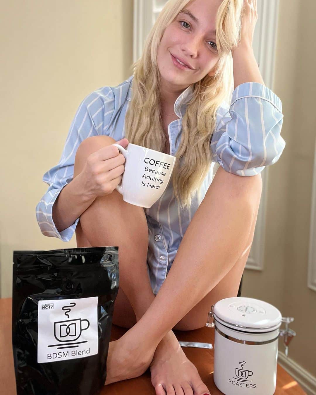 ケナ・ジェームスのインスタグラム：「Thank you @dd_roasters for my motivation to get out of bed ☕️🤍」