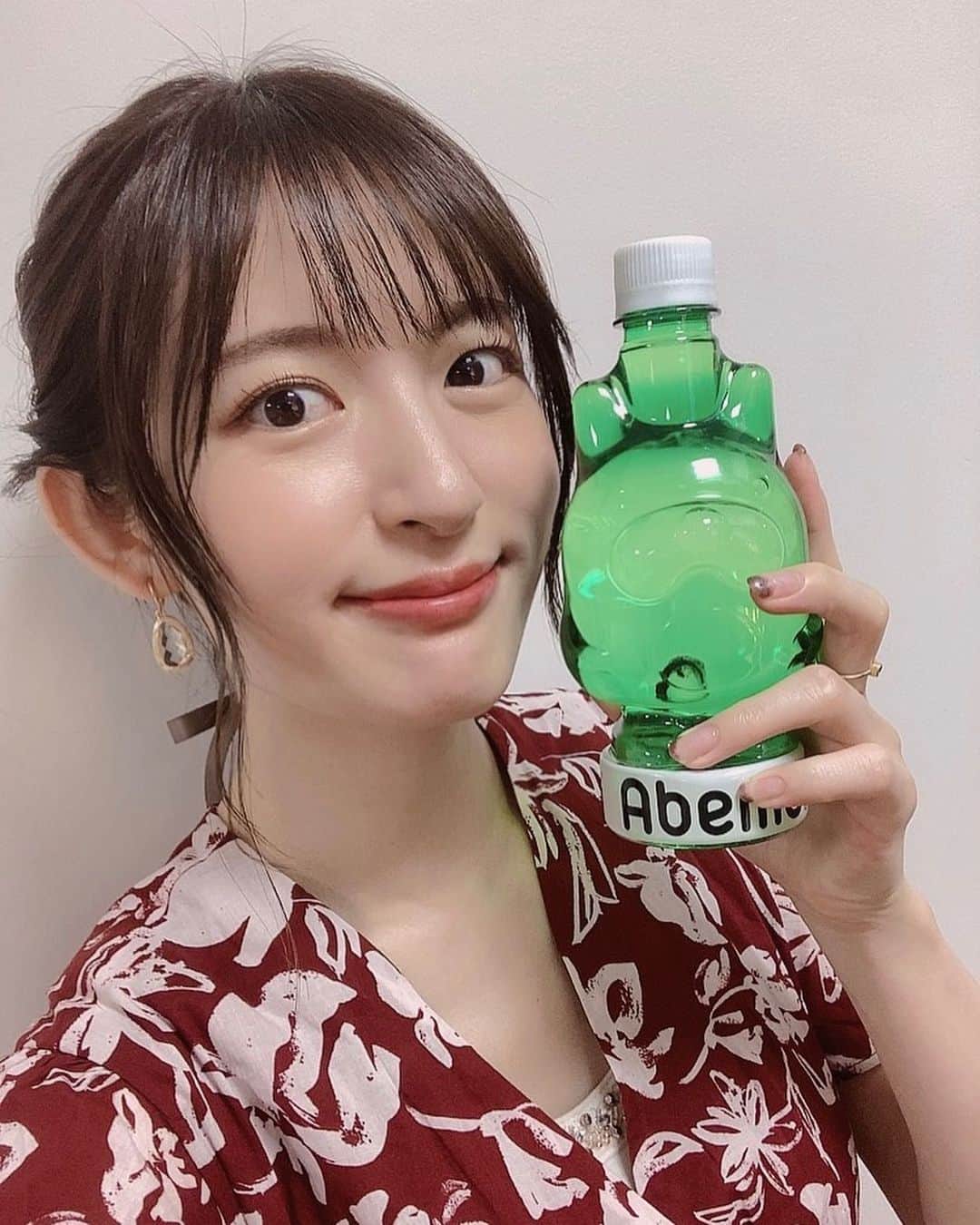 小松未可子のインスタグラム：「#たかはし小松と夜あそび でした！  今日は湿度も高くて、朝から汗だくな一日…_(:3 」∠)_  せめて衣装は明るくさわやか夏らしく！な感じに！  ちょっとリゾート感あるよね🏝  今日もまた…智秋さんとの距離が縮まった気がします😍  しかし、ダミヘとの距離はまた遠ざかった気がします😬  これからも適度な距離感で付き合っていきたいです笑  残り一回！のマンスリーMCですが、 来週もどうぞお付き合いくださいませー！！」