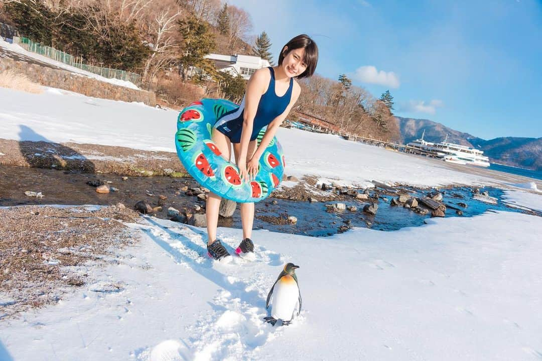 来栖うさこさんのインスタグラム写真 - (来栖うさこInstagram)「おはよーすくみず！！  ペンギン🐧かわゆい  また雪撮影もしたい！けど 寒いのは一番苦手だったり?  ・‥…━━ﾟ+.━★・‥…━━.+ﾟ #来栖うさこ #愛媛県産グラドル #グラビア #ショートカット女子 #model #cosplayer #japan #スク水 #スクール水着 #雪」7月20日 12時04分 - kurusu_usako