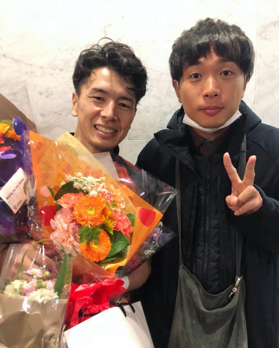 小山英機さんのインスタグラム写真 - (小山英機Instagram)「. 数年前、吉本の仕事で シュライカー大阪vs湘南ベルマーレ のハーフタイムショーに出させて頂きました⚽️ その日、初めてFリーグを観戦して モンスーンが選ぶ吉本MVP賞に選出してたのが稲田瑞穂君でした✨ それからフットサルに激ハマりして 稲田瑞穂君の引退試合も見に行きました💐 そして月日が経ち、、、 現在、FC大阪でチームメイト🤝 感慨深いってまさにこの事！！ . #1枚目の写真撮る時 #髪型がしっくりこなかったらしく撮り直しさせられた #撮り直した写真見て満足げに帰ってった #いやいや、、、 #もみあげ釣り針みたいになってるで、、、」7月20日 11時08分 - monkoya13