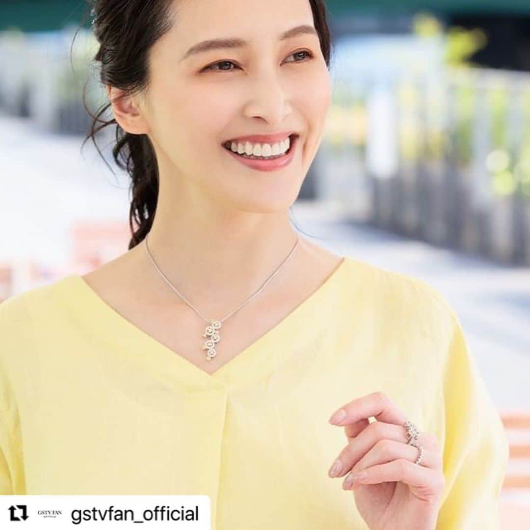 大津リサのインスタグラム：「GSTV FAN公式アカウント ( @gstvfan_official )よりリポストさせて頂きます🌴  番組ガイド誌｢GSTV FAN｣7月号掲載 トレンドイエロー💛 特集ページは公式アカウントのプロフィールURLからご覧頂けますので是非❣️ #gstv #jewelry  #トレンドカラー #ママコーデ #大人女子コーデ」