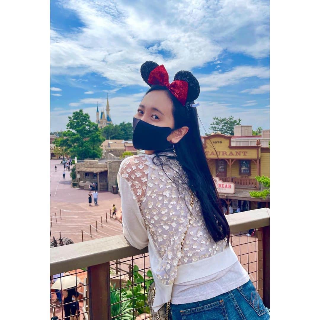 脊山麻理子のインスタグラム：「久しぶりのディズニーランド♡普段は猫だけど、ディズニーランドではミニーちゃんになって、楽しむ派😻 #ディズニーランド #tokyodisneyland #DISNEY #HAPPY #夢の国 #minniemouse #2022夏」