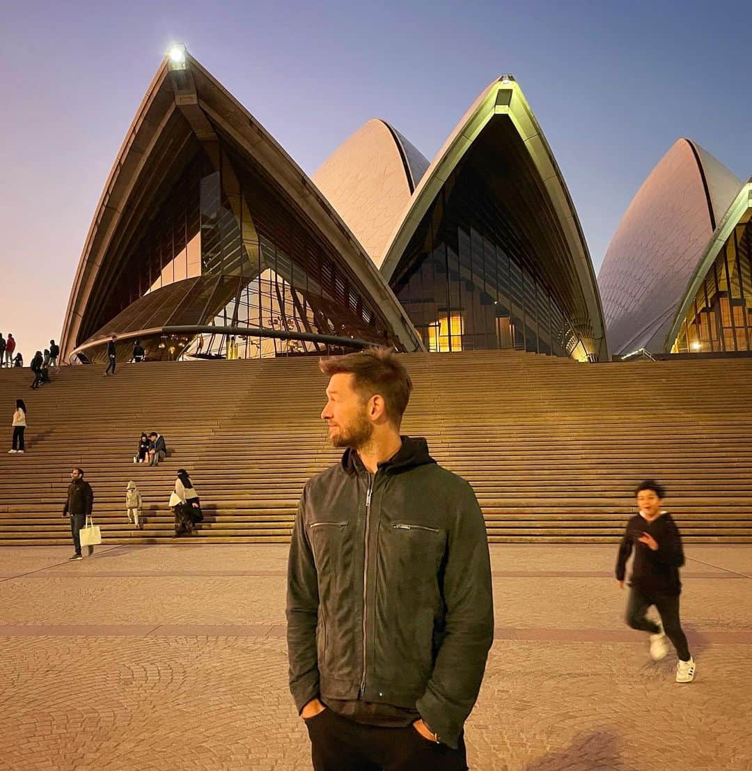 Derek Kaplanさんのインスタグラム写真 - (Derek KaplanInstagram)「Sydney .. beautiful seas, dreamy skies and sunsets 😍, endless rain (and cold Lol) plus friendships’  that will last my lifetime 🙏  *Last image artwork by artist: Louisa Bufardeci titled ‘Ground Plan’ .. world map by population, not by geographical size, made me think .. (viewing at Museum of Contemporary Art Australia).」7月20日 12時01分 - derekkaplanart