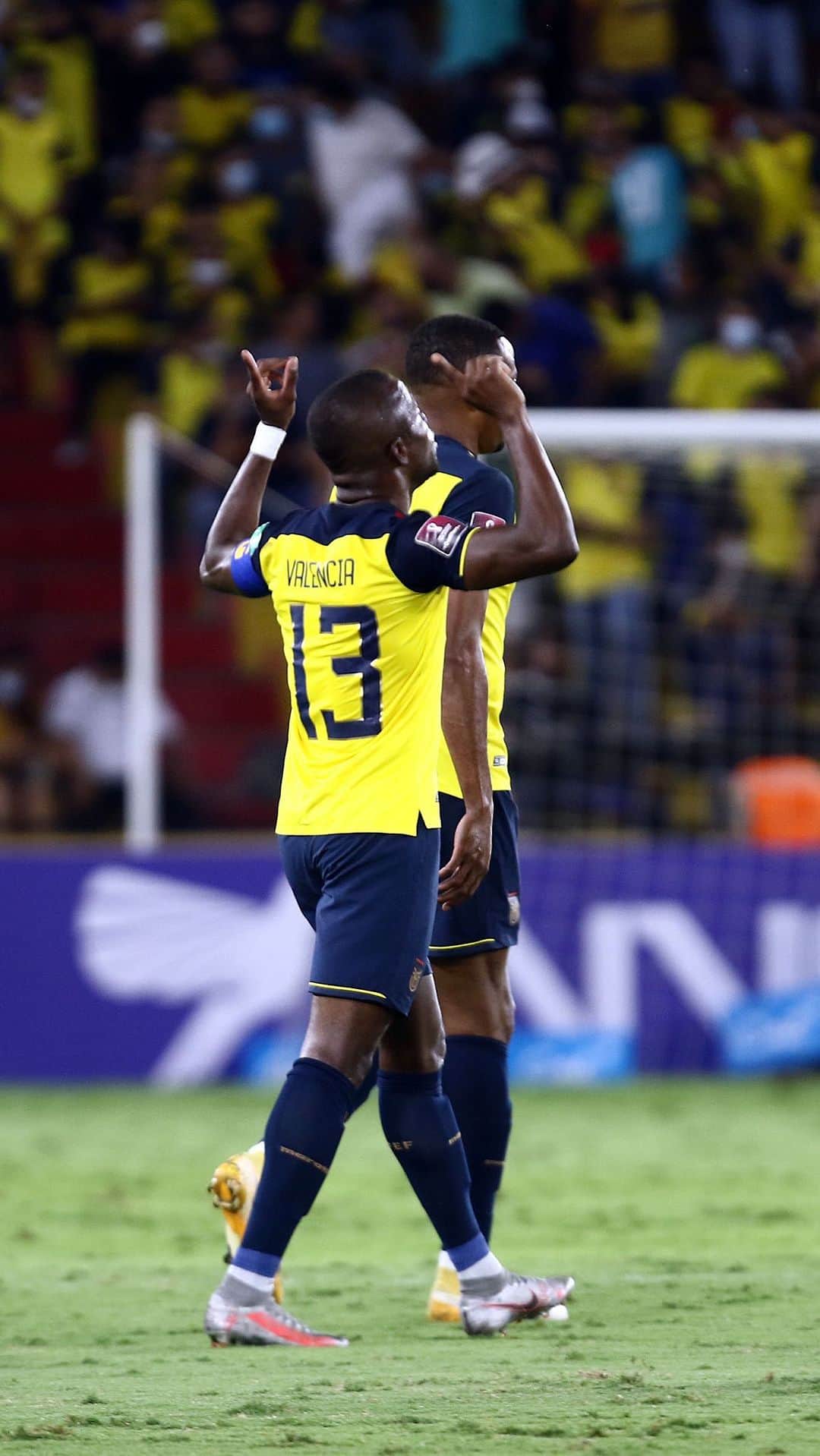 サッカー エクアドル代表チームのインスタグラム：「🔥 ¡El gol memorable de la semana!  🙌 Aquel tanto de la reciente Eliminatoria ante Bolivia en el Monumental convirtió a @ennervalencia1 en goleador histórico absoluto de #LaTri  🤩 ¿Cómo viviste ese momento? Compártenos tu anécdota.  #JuntosACatar🇪🇨」