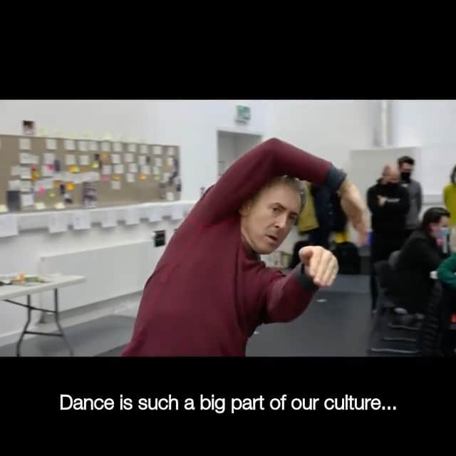 のインスタグラム：「This was from the Burn workshop in January, pre extensions!  @ntsonline: Glimpse behind the scenes of Burn, a solo dance theatre piece performed by Alan Cumming and inspired by the words of Scotland’s National Bard, Robert Burns.  Premiering at @edintfest before touring Scotland and New York.  Tickets are going fast - book now via our link in bio!」