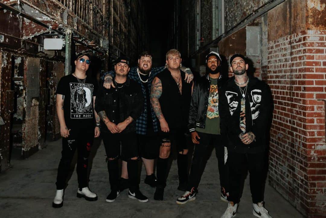 ジャック・ファウラーのインスタグラム：「Definitely gonna sleep this weekend off but huge thanks to our brothers in @shinedown for having us, @fromashestonew joining us on stage for our medley and to top it off @inkcarcerationfestival was absolutely incredible. 🥃🤘🏻💀🍎」